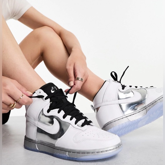 *NWT * Nike Dunks SE in White/ Metallic Silver - Picture 6 of 10